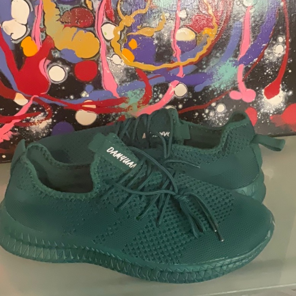 Forest Green Athletic Shoes with Streamlined Silhouette and Breathable Design